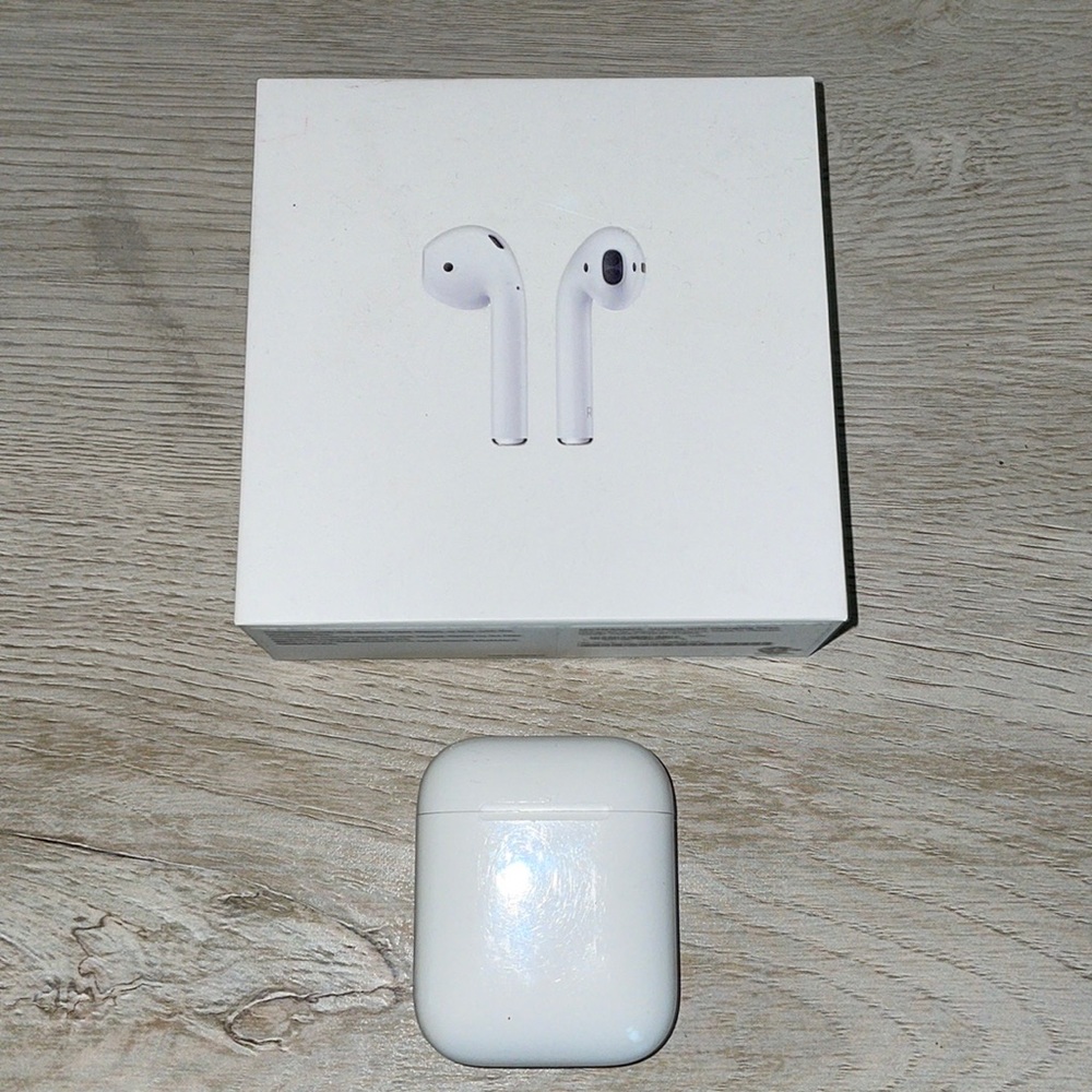 Apple AirPods (2nd generation)